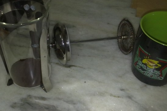 Sabahın beş buçuğunda filtre kaaveye doğru