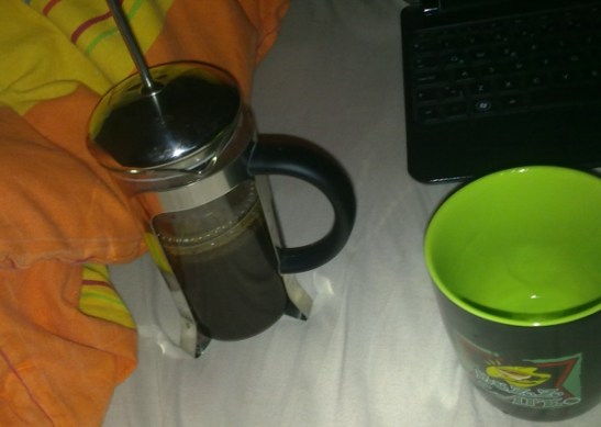 Sabahın beş buçuğunda filtre kaaveye doğru