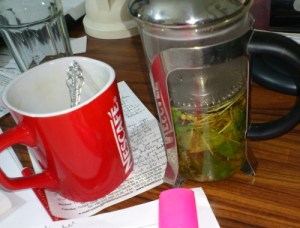 Çalışma masamıza geçtik, demlenmesini bekliyoruz